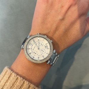 I’m selling MK-5353 watch. Has normal wear scratches but in great condition.